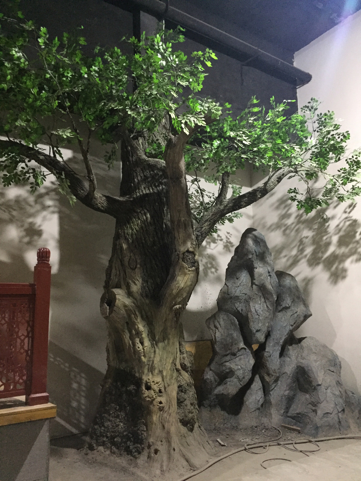 假山和树